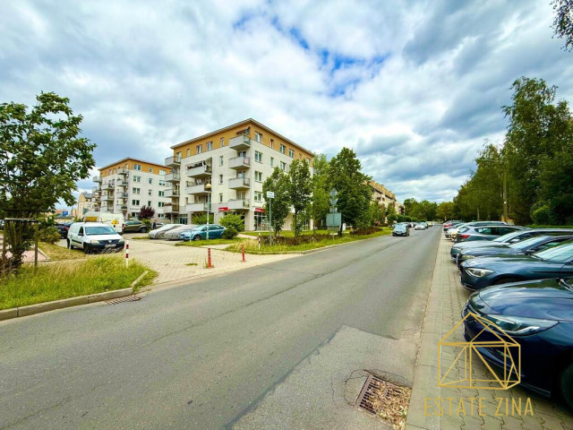Kurdwanów | Parter | Duża witryna | 2 wejścia